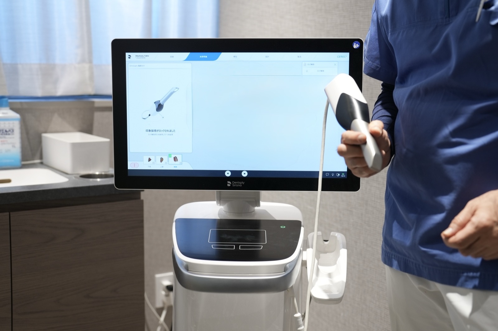 型取り — 光学印象スキャナー（CEREC）でお口を3Dスキャンし精密な人工歯を製作