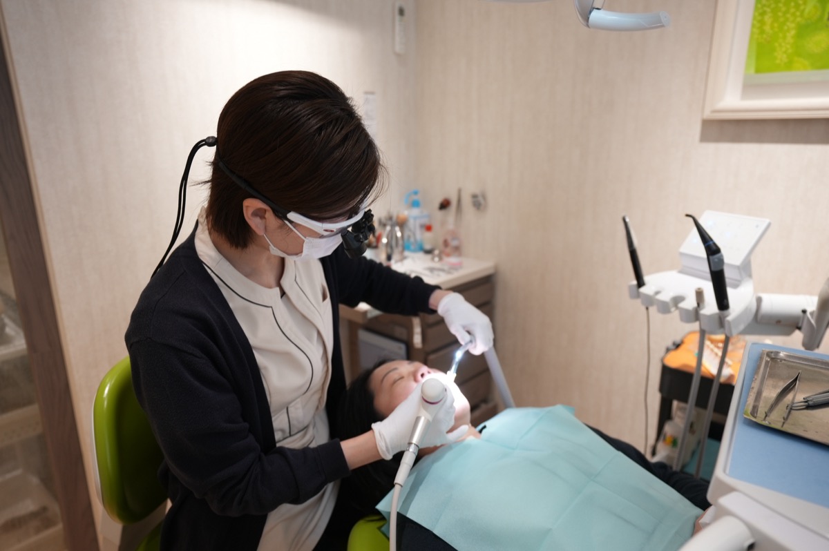 メンテナンス — 歯科衛生士による定期的なクリーニングとケア